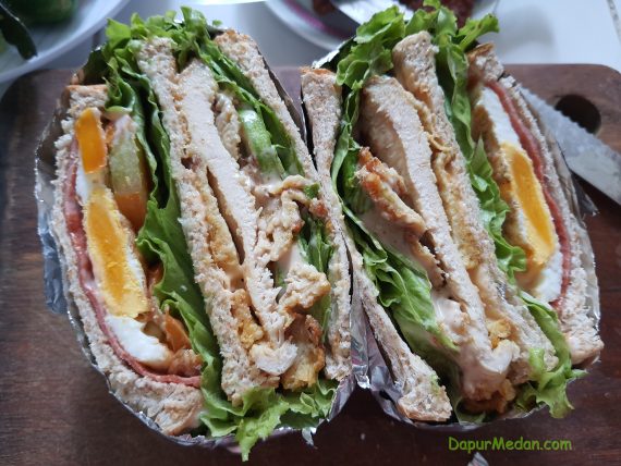 triple_sandwich_smoked_beef_chicken_crispy
